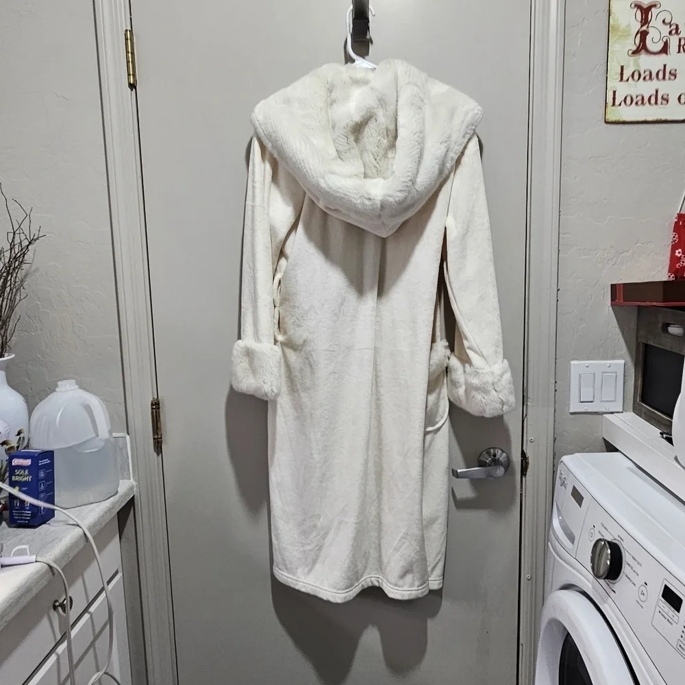 Pottery Barn Robe. - Picture 2 of 3